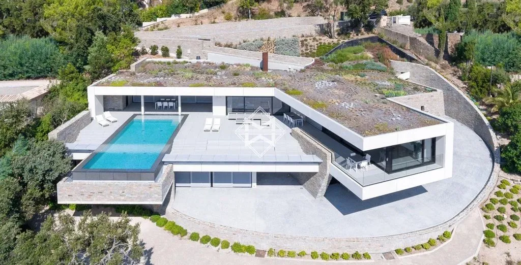 Vue aérienne - Villa contemporaine avec vue mer à Grimaud