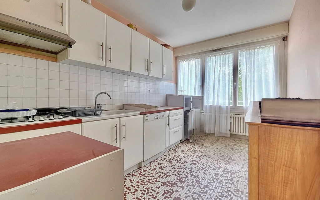 Köök - Apartment with Balcony in Chenôve