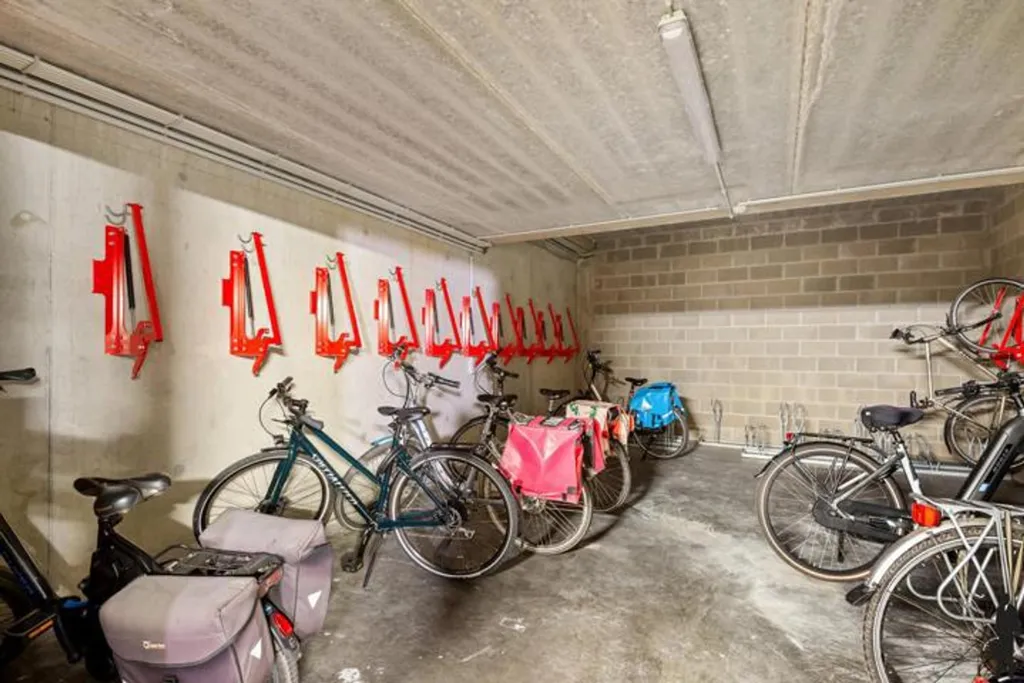 Garage - Appartement Énergétique avec Terrasse à Hove