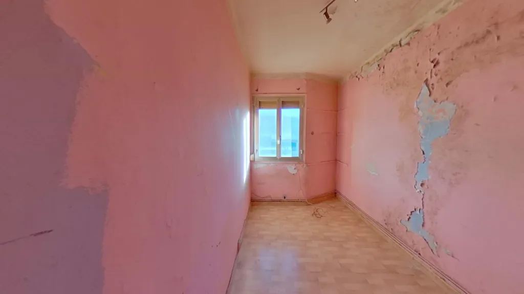 Pièces - Flat with Metro Access in Cornellà de Llobregat
