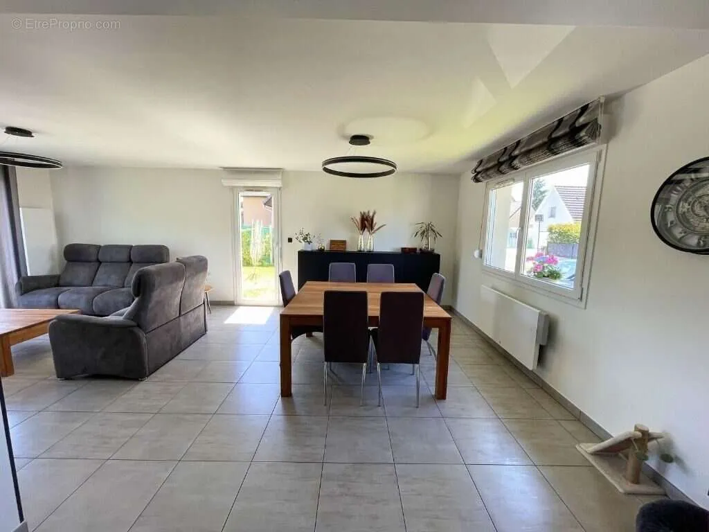 Salle à manger - Maison Familiale avec Piscine à Pulversheim