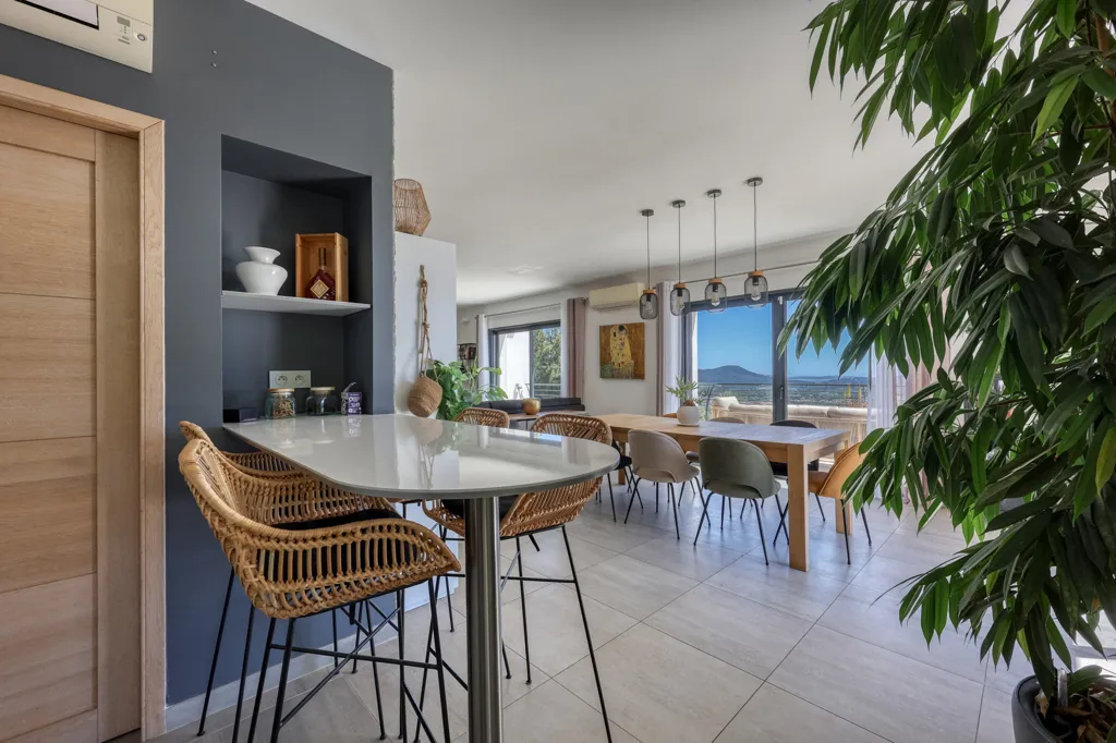 Salle à manger - Villa avec Vue Panoramique sur la Mer à Saint-Mandrier