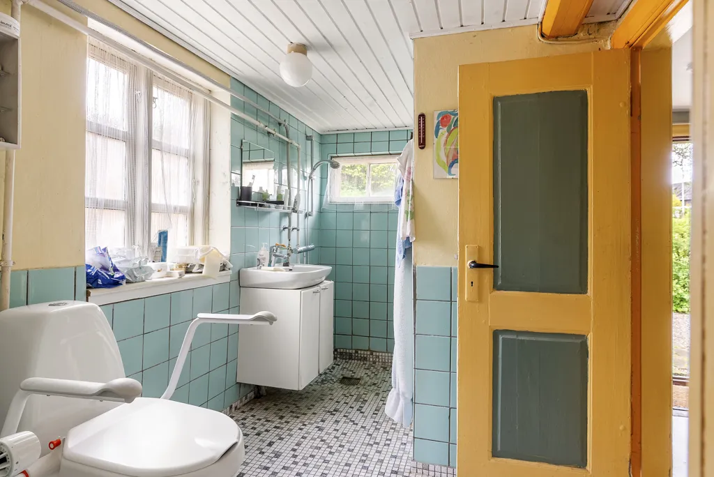 Salles de bain - Villa with Workshop in Stenstrup