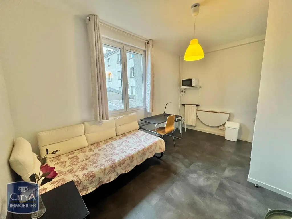 Chambres - Appartement Meublé 1 Pièce avec Ascenseur à Tours