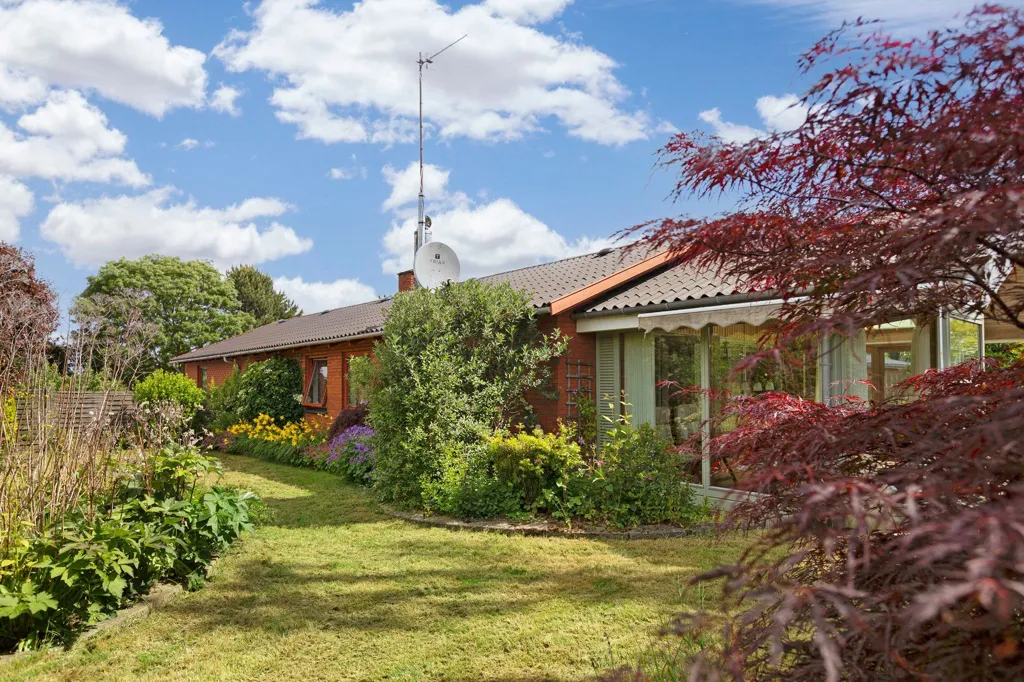 Aed - 1961 Villa with Garden in Lynge