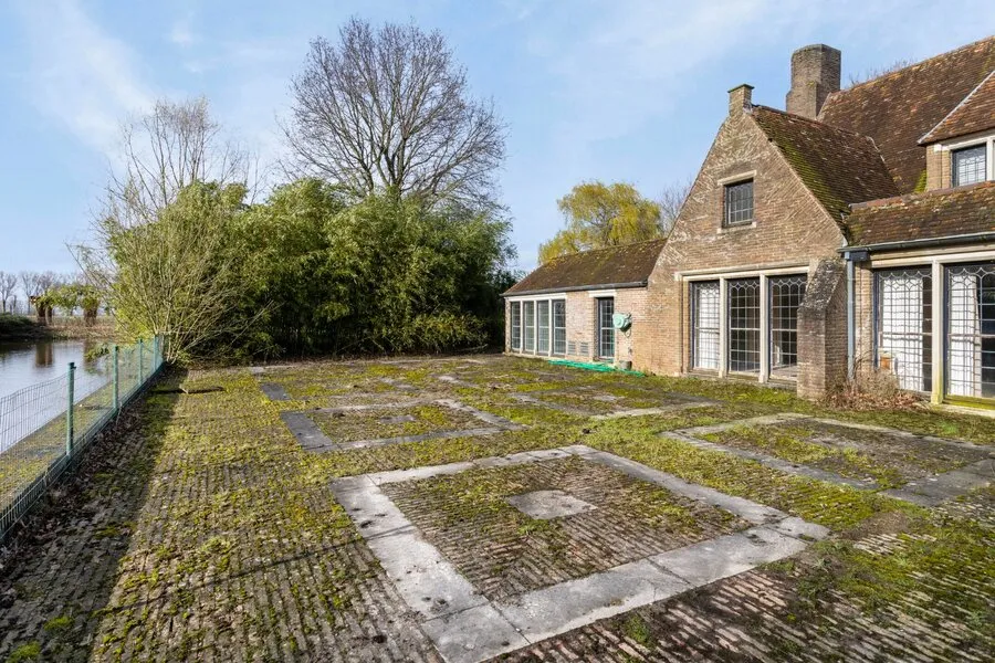 Aed - Château with Project Potential in Breyda