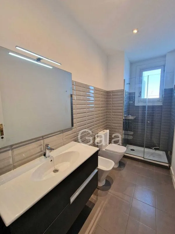 Vannitoad - Modernised Flat with South Light in Trafalgar