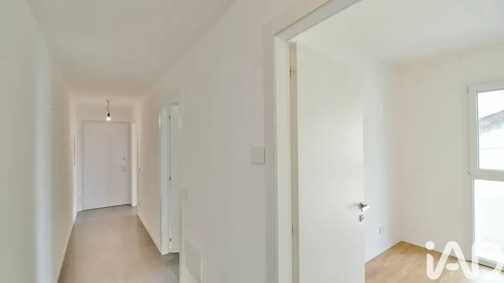 Esik - Newly Built Apartment with Balcony in Cantù