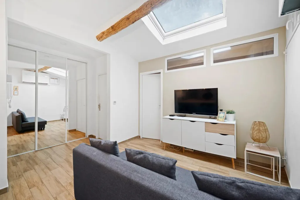 Living Room - 3-Piece Apartment with City View in Vieux Nice