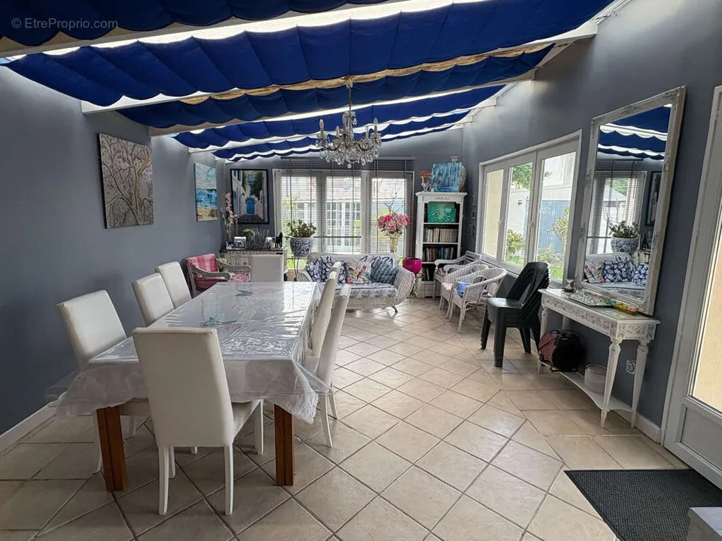 8-toaline maja asukohas Clichy-Sous-Bois