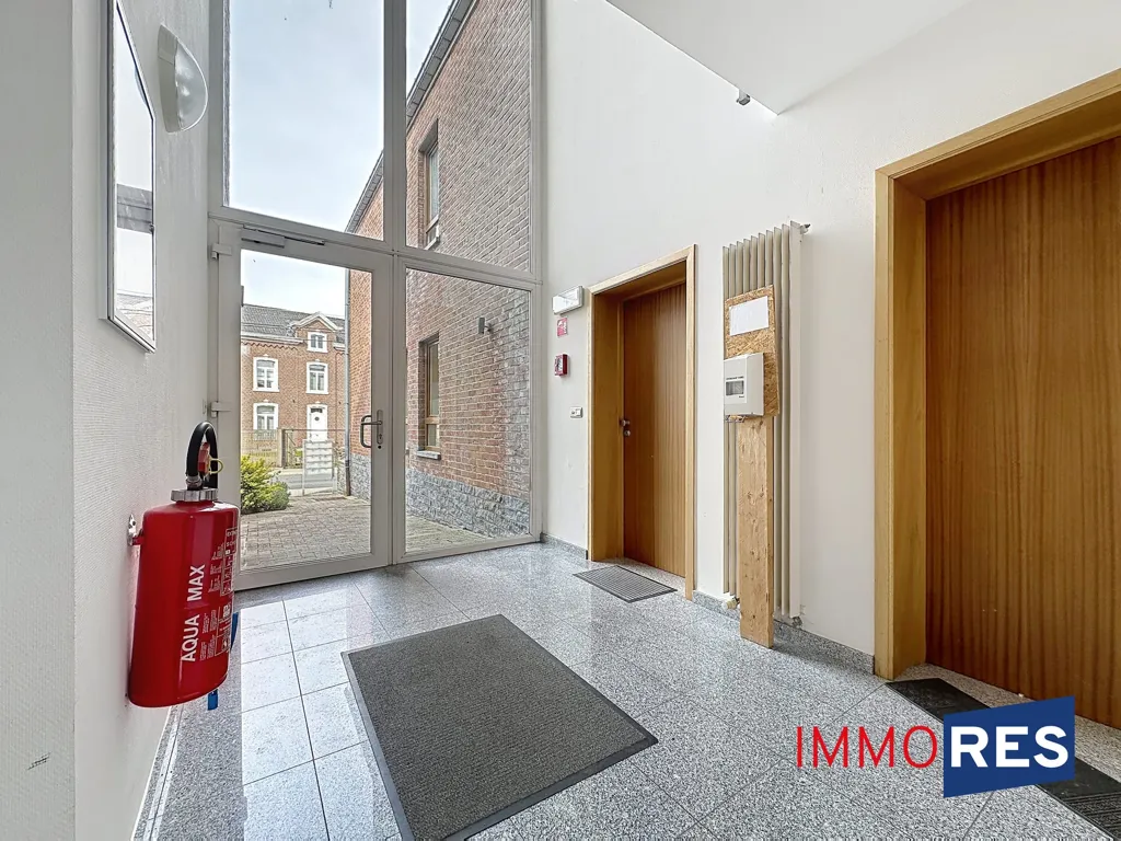 Esik - Office-Converted Apartment with Garden in Juprelle