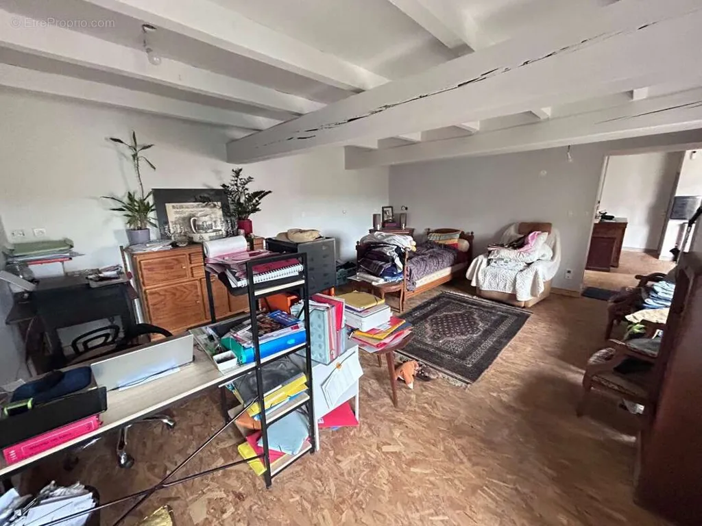 Elutuba - Mixed-Use Property with Commercial Space in Fleury-La-Montagne
