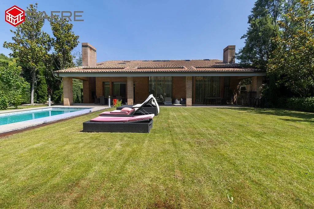 Bassein - Chalet with Pool in La Finca, Madrid