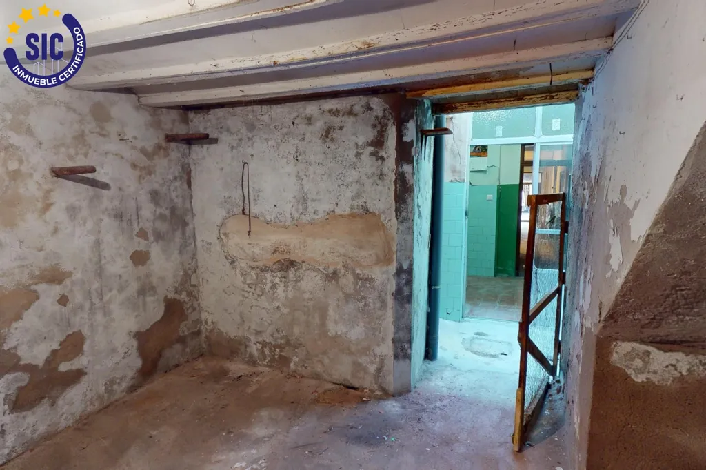 Pièces - Three-Storey House for Restoration in Castellón Centre