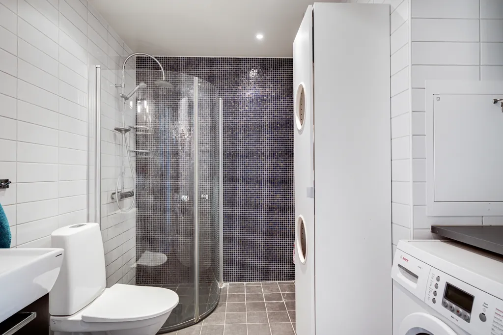 Bagni - Efficient Two-Bedroom Flat with South-Facing Balcony in Gothenburg