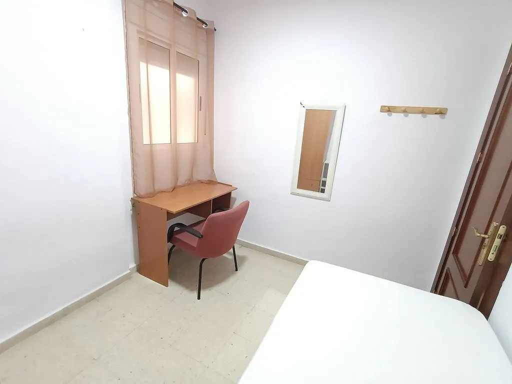 Studio - Student Flat with Balcony in Central Location