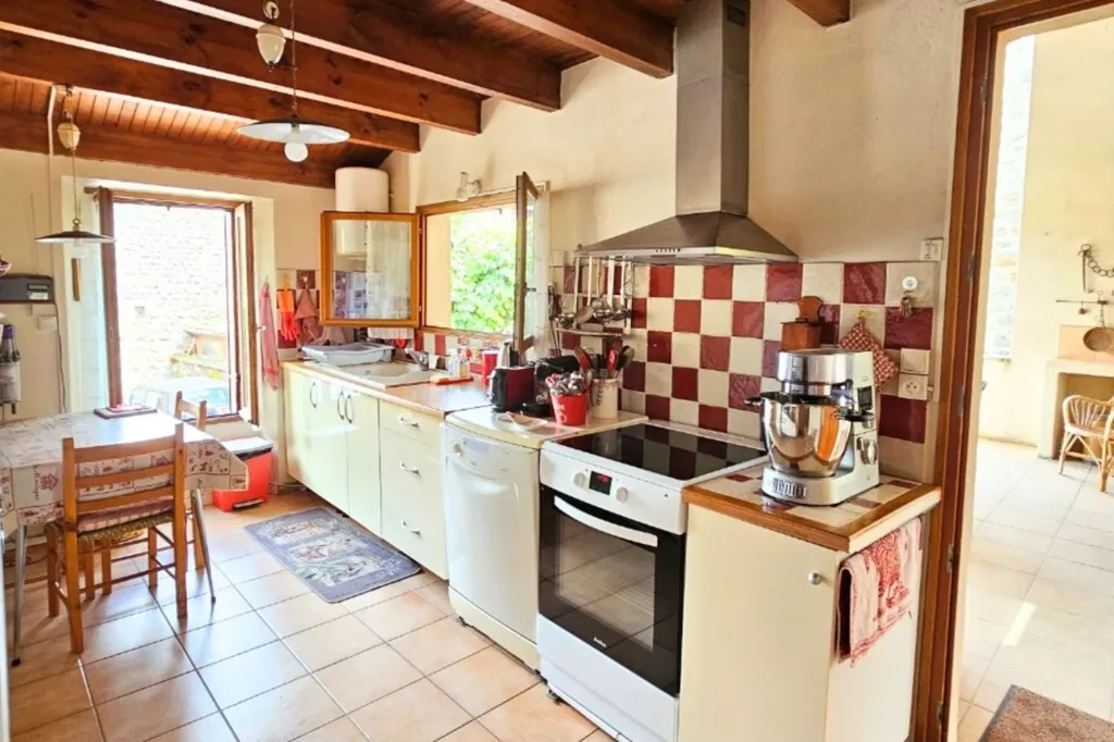 Cuisine - Maison de Village Calme avec Garage à Lesperon