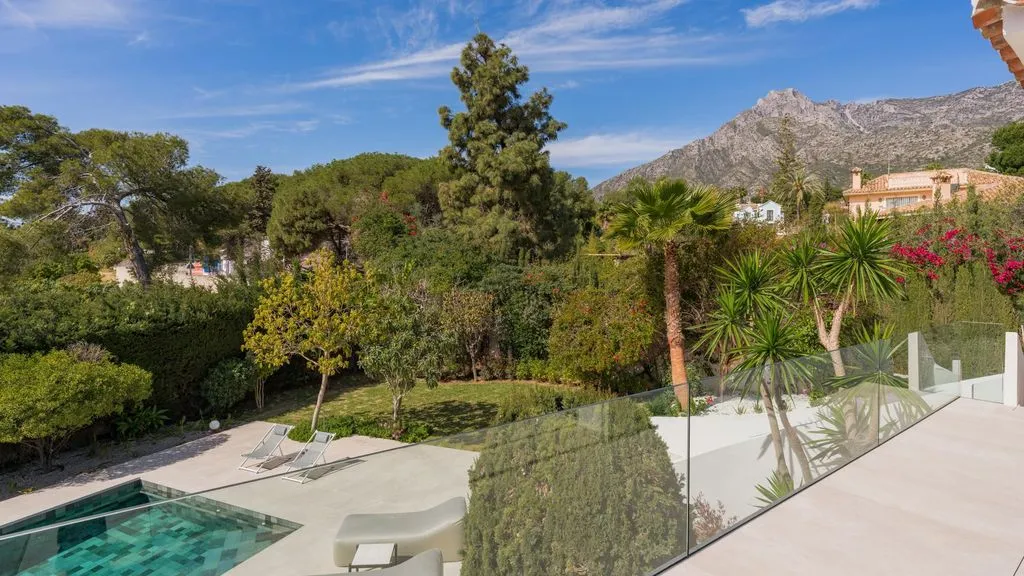 Piscine - Luxury Villa with Sea Views in Golden Mile