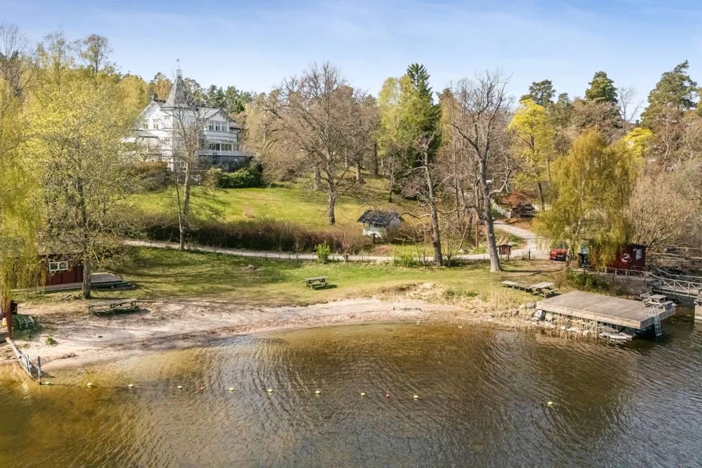 5-toaline maja asukohas Nacka kommun
