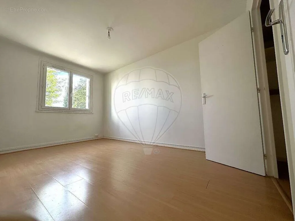 Stanze - 2-Bedroom Flat with Balcony in Senlis