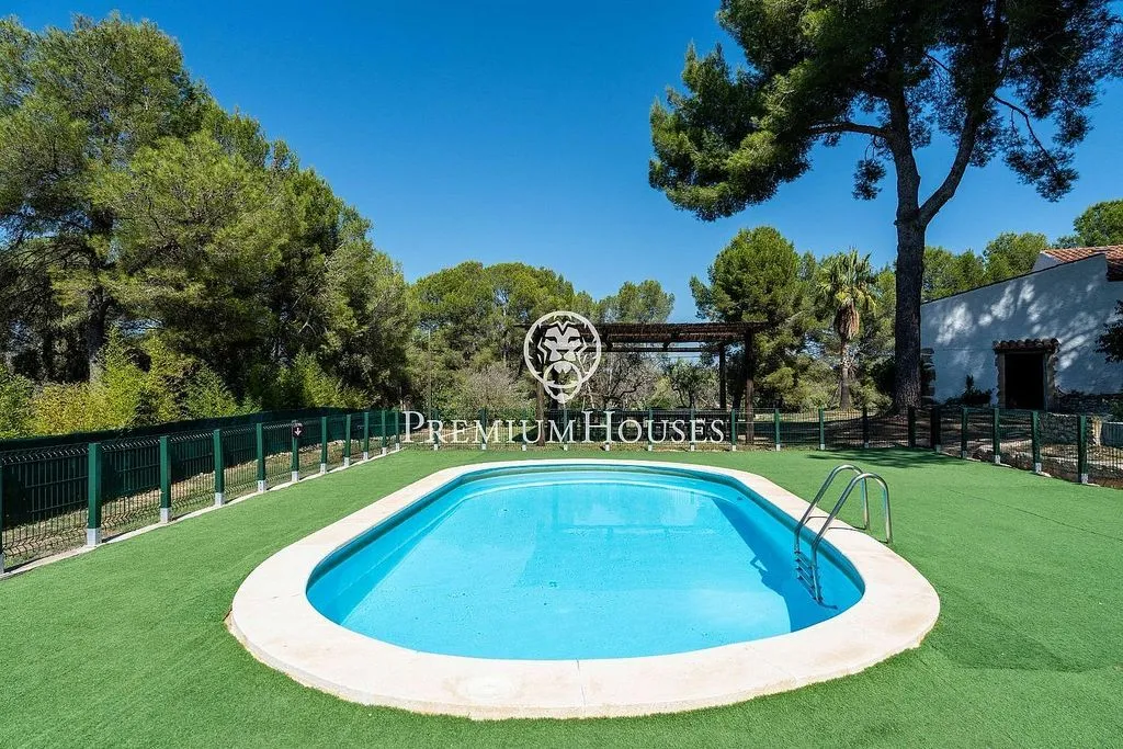 Bassein - Luxury Farmhouse with Pool near Catllar