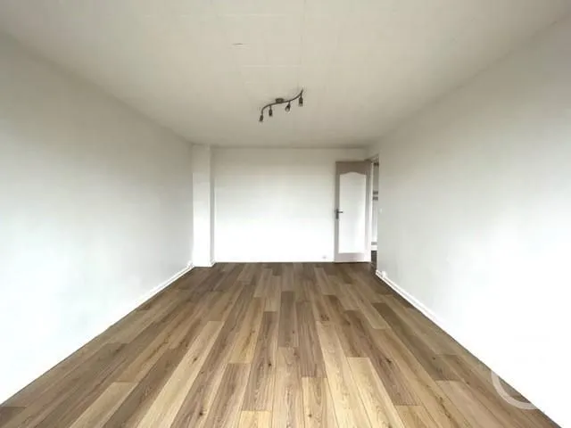 Rooms - 2-Bedroom Apartment with Balcony in Orsay