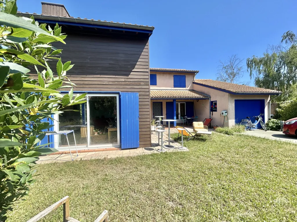 Esterno - Architectural House with Pool in Valence