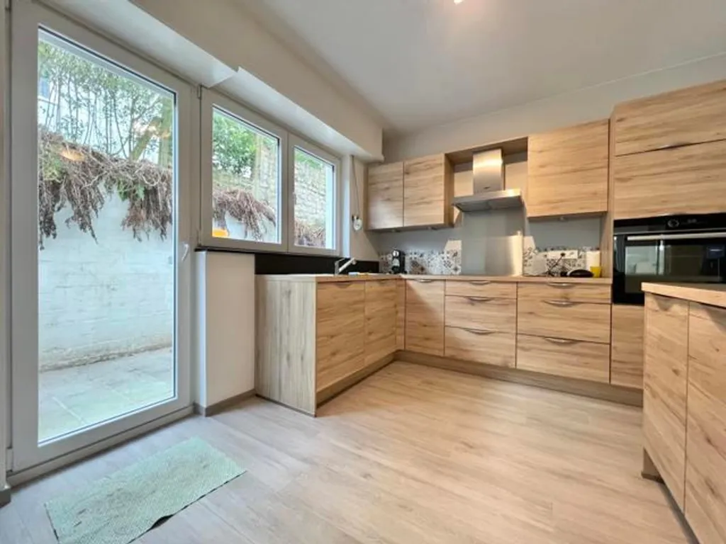 Cuisine - Appartement de rez-de-chaussée avec jardin à Stockel