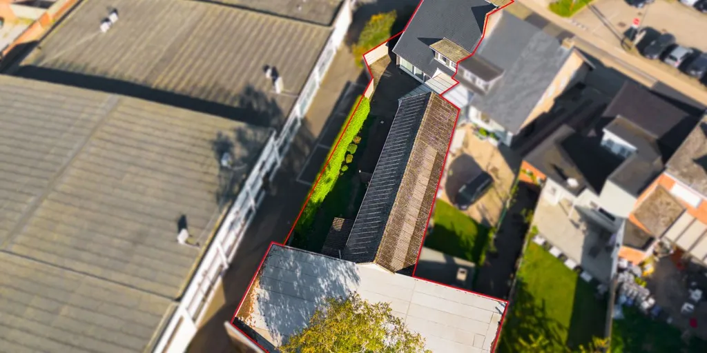 Vue aérienne - Maison avec Hangar au Centre de Mol