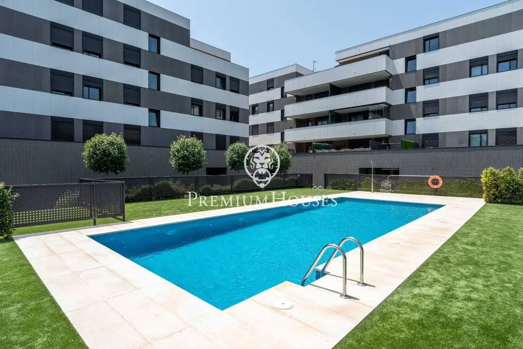Bassein - Corner Flat with Pool in Sitges