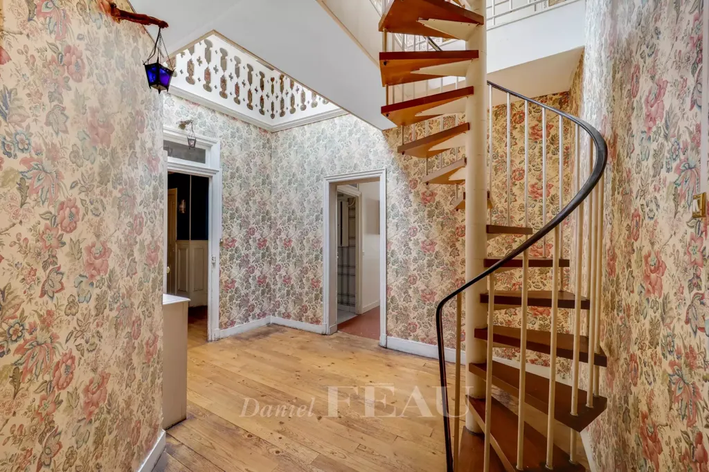 Toad - Elegant 4-Bed Apartment with Courtyard View in Versailles