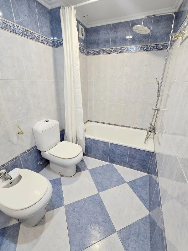 Vannitoad - 3-Bedroom Flat with Garage in El Llano, Gijón