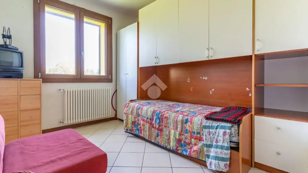 Chambres - Trilocale with Balcony in Ferrara