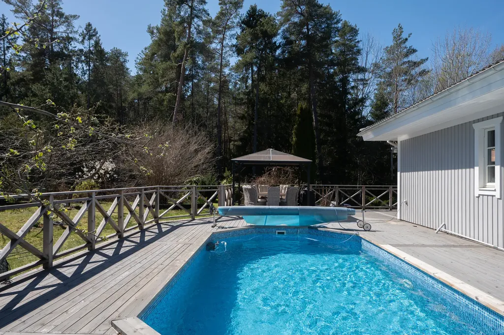 Piscine - Modern Villa with Pool in Botkyrka