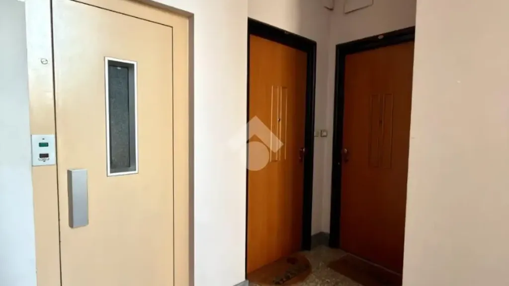 Entrée - Rustic 2-Bed Flat with Balcony in Torino