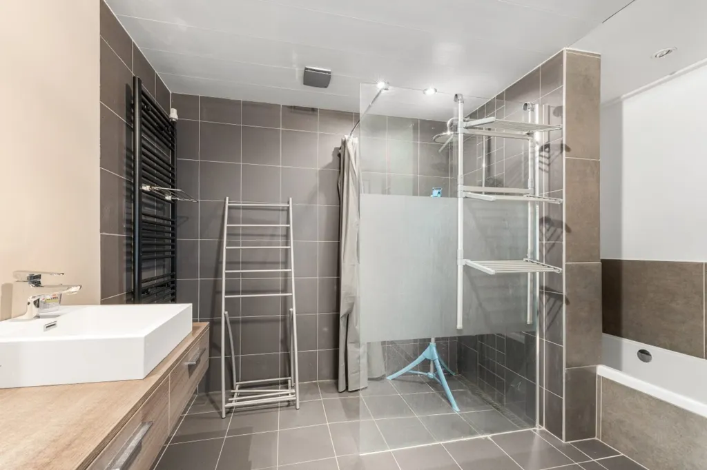 Bathrooms - Detached House with Double Glazing in Sinaai