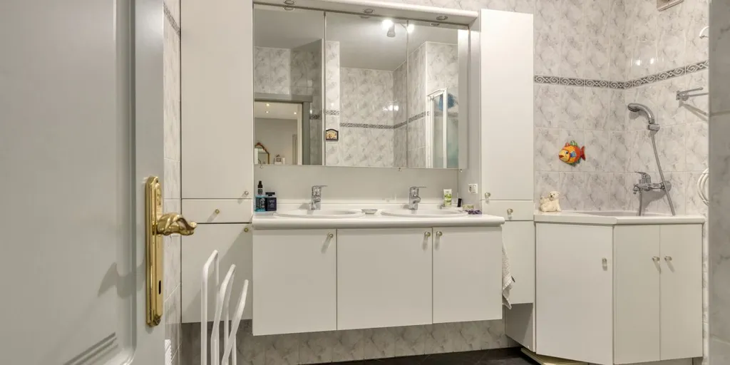 Salles de bain - Appartement avec Terrasse et Garage à Schoten