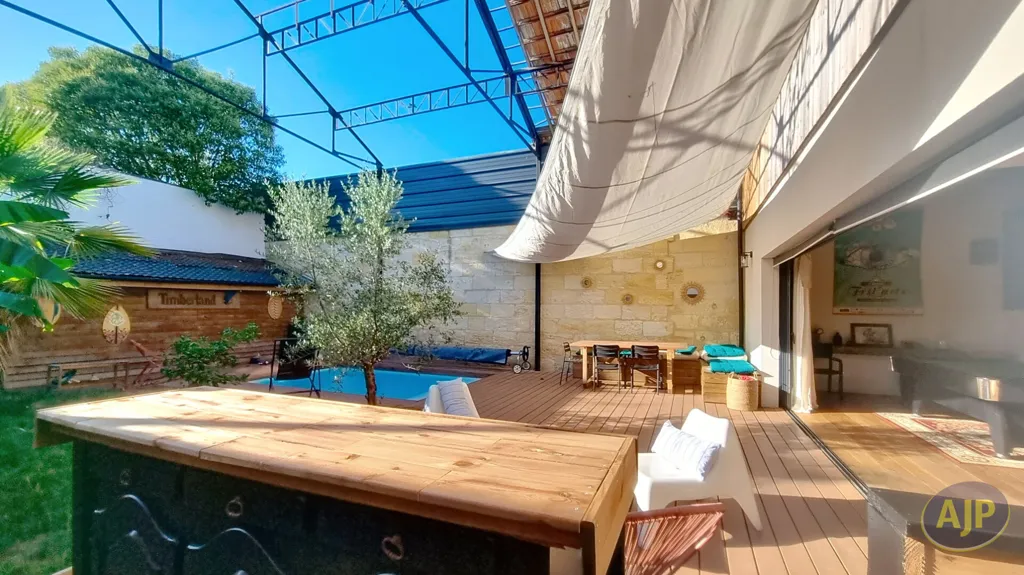 Terrasse - Loft avec Piscine et Garage au Cœur de la Ville