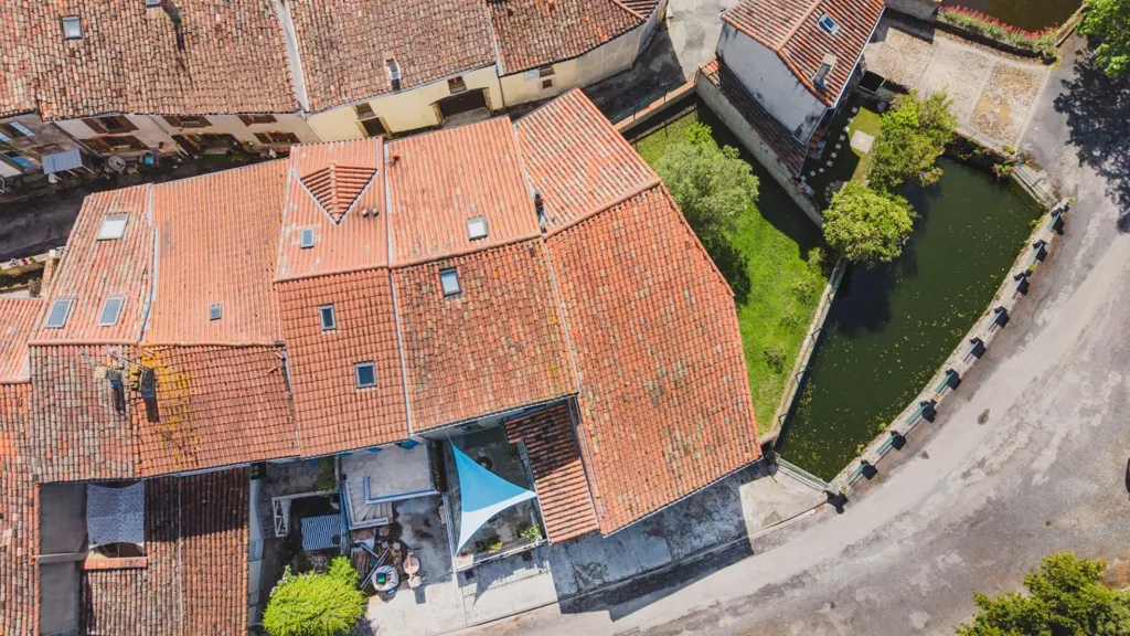 Õhuvaade - Refurbished House with Hangar in Le Vaux