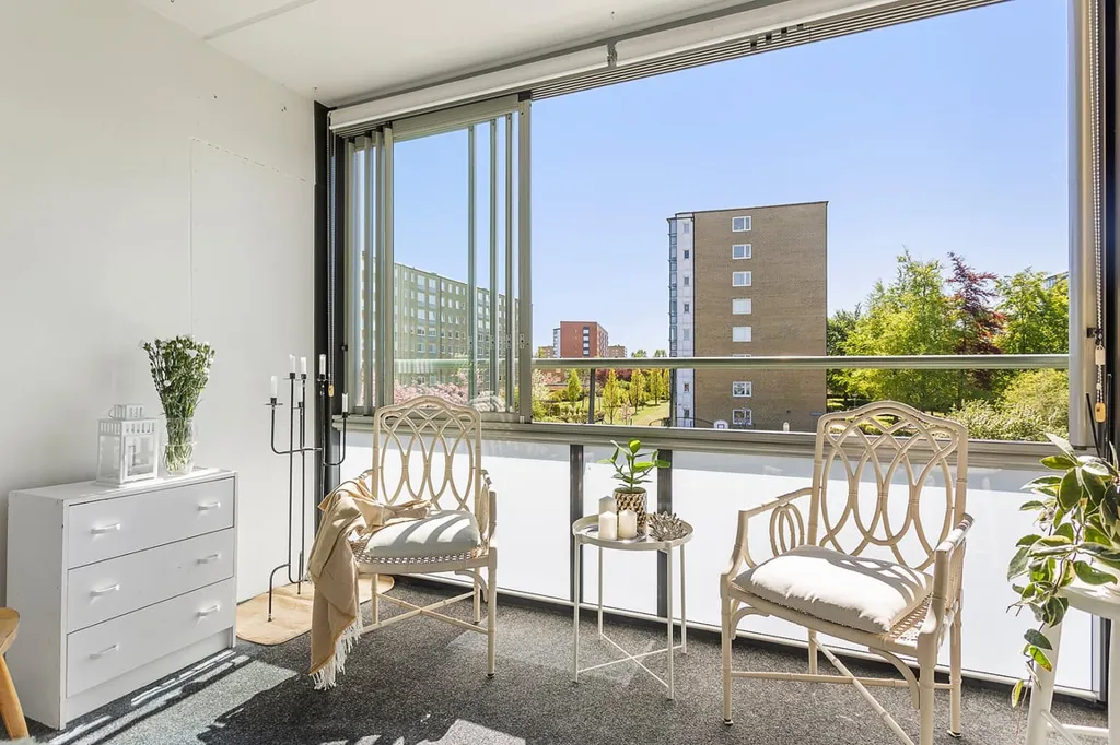 Rõdu - Apartment with West-Facing Glass Balcony in Malmö