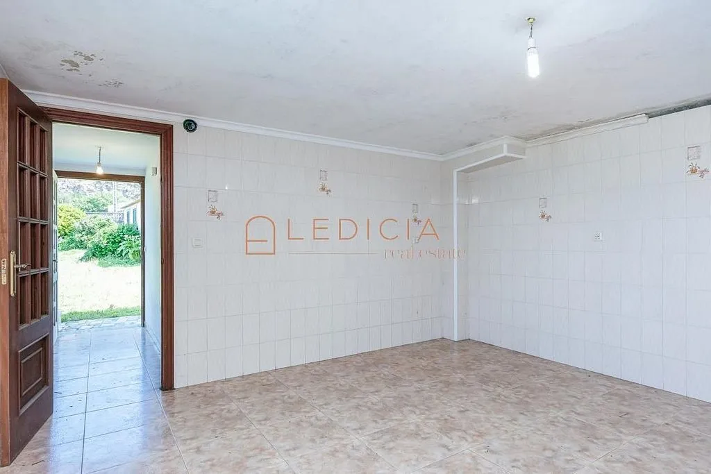 Pièces - Chalet to Renovate in Baiona