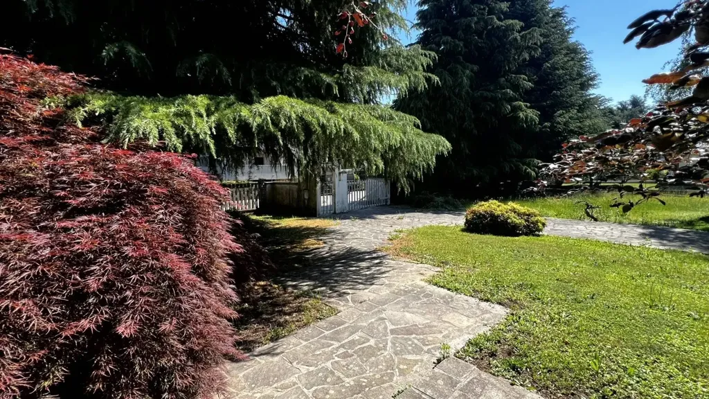 Aed - Villa with Edificabile Potential in Bernareggio