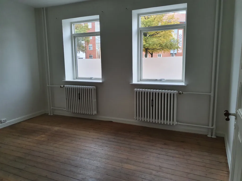 Pièces - 2-Bed Flat with Balcony in City Centre
