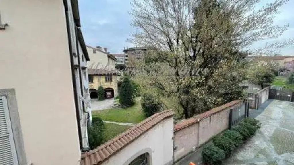 Aed - Central Arched Bilocale with Balcony in Bergamo