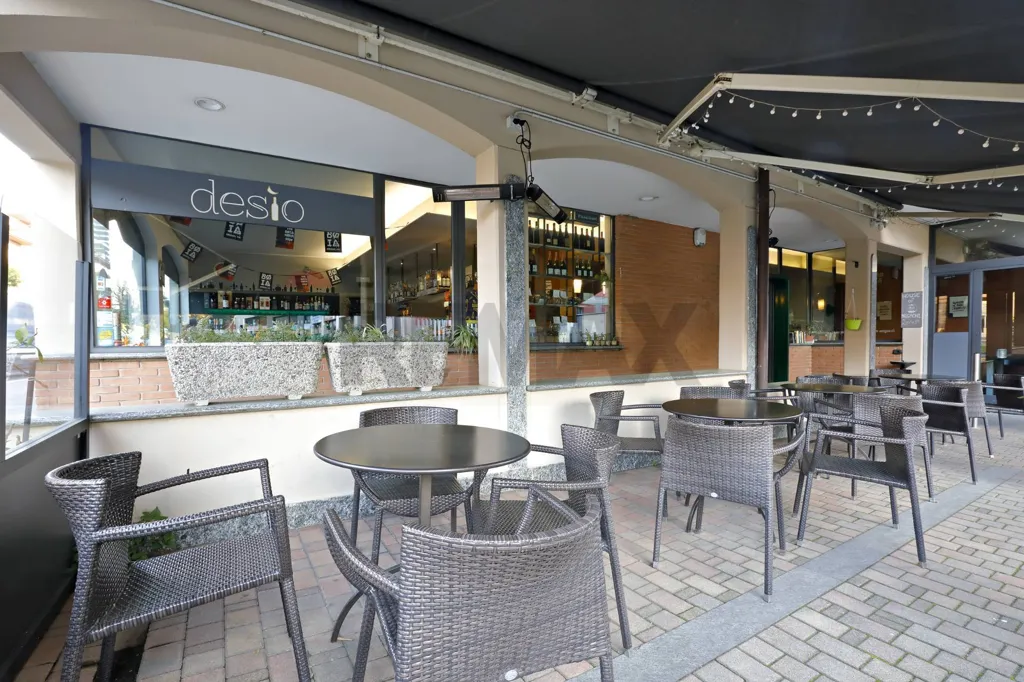 Extérieur - Bar with Outdoor Seating in Desio