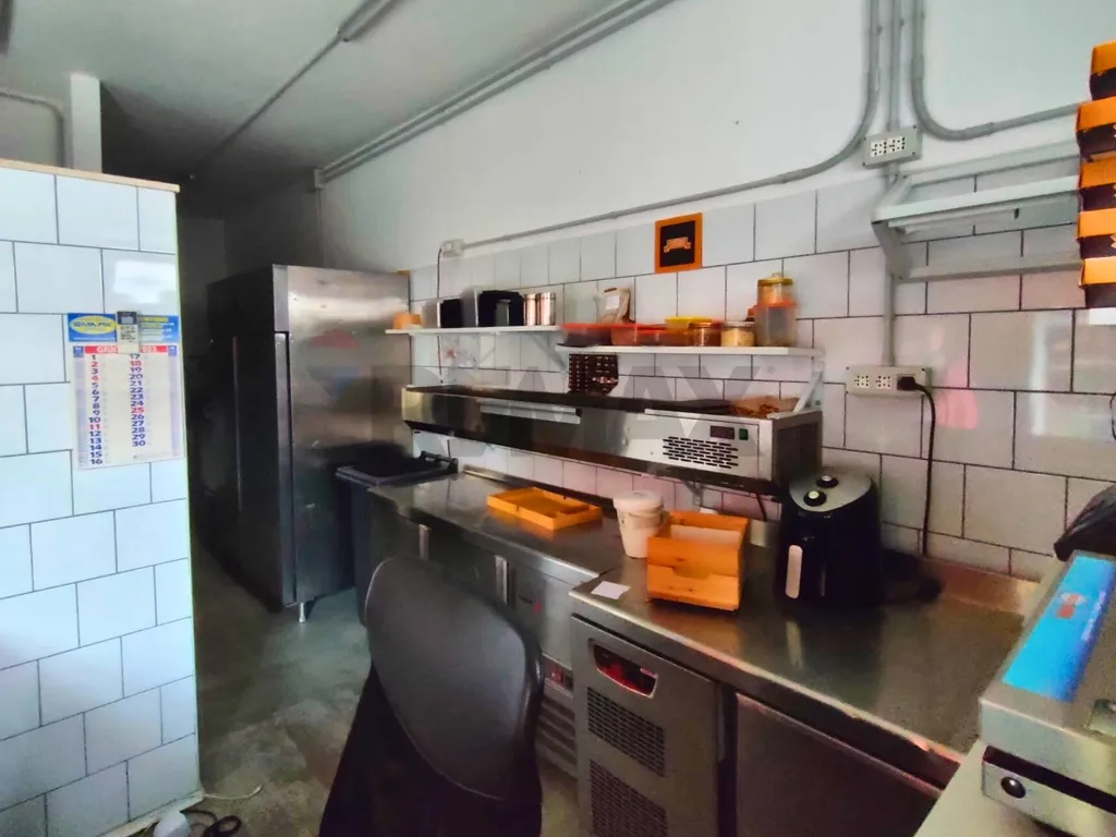 Cuisine - Commercial Space with Vitrine in Piana del Sole, Rome