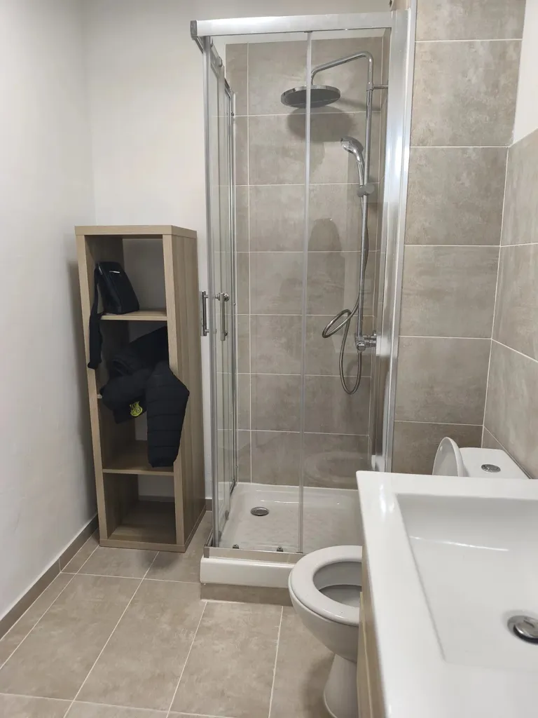 Salles de bain - Studio Rénové avec Terrasse au Centre de Sanary-sur-Mer