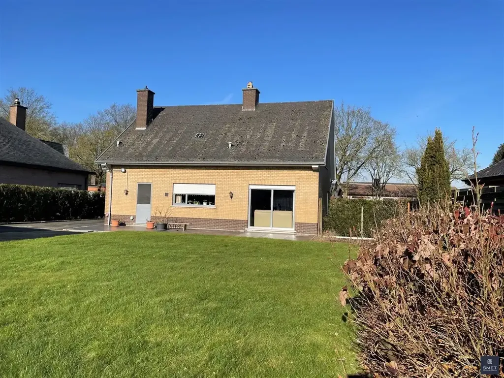 Extérieur - Maison avec garage et jardin près du bois