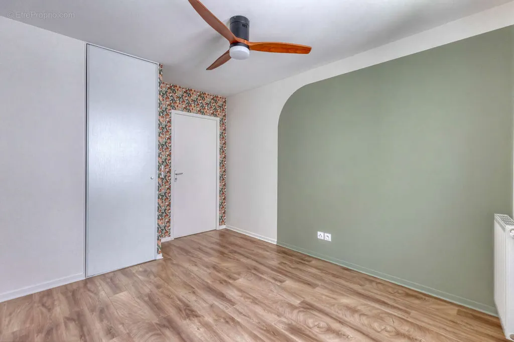 Pièces - Appartement avec terrasse et parking à Châtelet / Abbaye