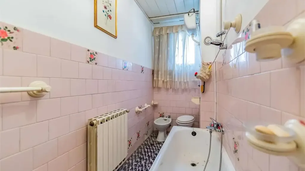 Bathrooms - Three-Bedroom Apartment in Tivoli
